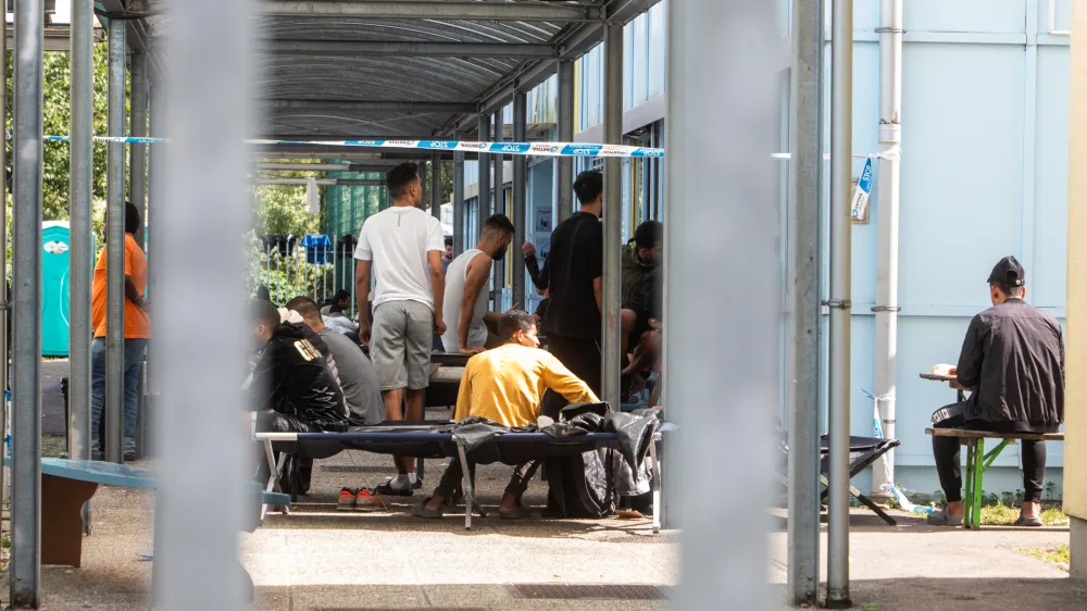 - migranti -- prezasedenosti azilnega doma - sprejme lahko največ 350 ljudi, trenutno jih je tam že 1200 - 15.09.2023 – Azilni dom Ljubljana - Urad Vlade republike Slovenije za oskrbo in integracijo Migrantov, Cesta v Gorice 15 v Ljubljani -Vič //FOTO: Bojan Velikonja