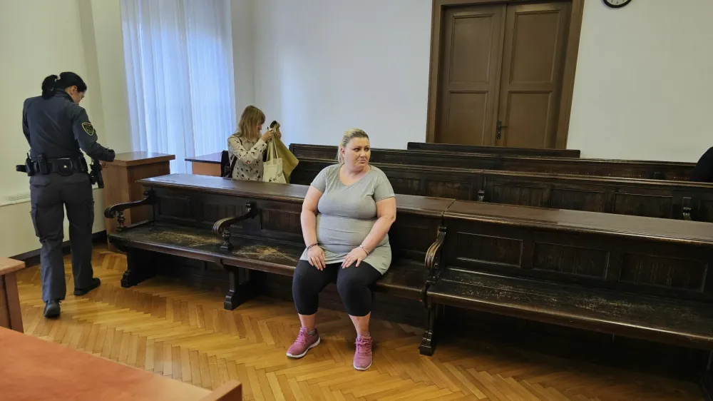 Katja Kupšek pravi, da oškodovanca ni tepla, le za noge ga je držala, da ne bi "migal", kar ji je naročil partner Boris Močnik. 