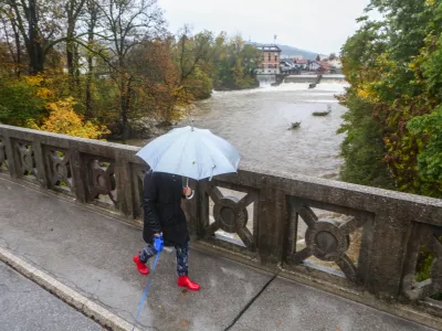 ﻿- 14.10.2015 - Fužine v Ljubljani - Fužinski most - narasla reka Ljubljanica - močno deževje - obilne padavine ifoto: Bojan Velikonja