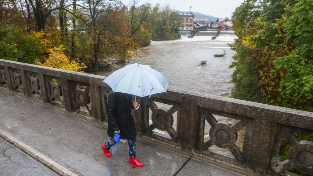 ﻿- 14.10.2015 - Fužine v Ljubljani - Fužinski most - narasla reka Ljubljanica - močno deževje - obilne padavine ifoto: Bojan Velikonja