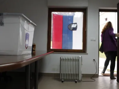 voli&scaron;če - volilna skrinja - Predsedni&scaron;ke volitve 2012 - pete volitve za predsednika republike v samostojni Sloveniji - volili med tremi kandidati - Danilom T&uuml;rkom, Borutom Pahorjem in Milanom Zverom //FOTO: Luka Cjuha