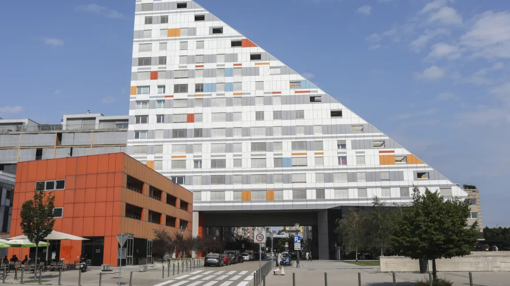 Stolpnica v Zupančičevi jami, ki so se je med ljudmi prijela imena Skakalnica, Oberstdorf, Tramezin, Sendvič in Toast. 