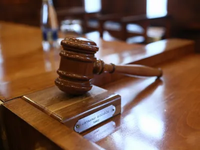 ﻿simbolična fotografija - - sodišče - pravosodje - pravo - pravičnost - pravica - pravni sistem - tožilstvo - sodna oblast - sodišča - sodno kladivo - - 13.12.2018 - Ustavno sodišče RS - ustna razglasitev odločitve Ustavnega sodišča v postopku za oceno ustavnosti 4. člena Zakona o določitvi volilnih enot za volitve poslancev v Državni zbor in členov Zakona o volitvah v Državni zbor.//FOTO: Luka Cjuha