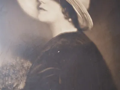 Kitty Schmidt je kot mati samohranilka po koncu prve svetovne vojne iskala način, kako preživeti v negotovih časih. Zato je v Berlinu s pomočjo vseh svojih prihrankov odprla penzion.