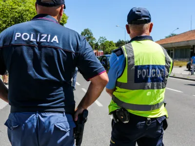 ﻿- slovensko-italijanska policijska patrulja – policija - 01.07.2019 – Sežana - nekdanji mejni prehod Lipica - Slovensko-italijansko mejo začeli nadzorovati mešane slovensko-italijanske policijske patrulje s ciljem zaustaviti nezakonite prehode meja //FOTO: Bojan Velikonja