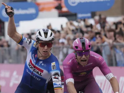Belgium's Tim Merlier, left, outsprints Italy's Jonathan Milan to win the 18th stage of the Giro d'Italia cycling race from Fiera di Primiero to Padua, Italy, Thursday, May 23, 2024. (Gian Mattia D'Alberto/LaPresse via AP)