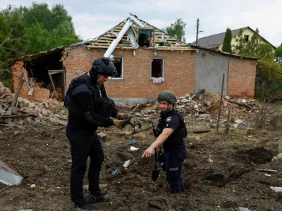 Police officers inspect parts of a bomb dropped during a Russian air strike, amid Russia's attack on Ukraine, in Kharkiv, Ukraine May 18, 2024. REUTERS/Valentyn Ogirenko