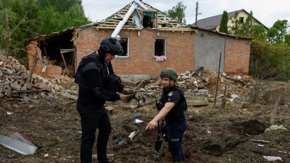 Police officers inspect parts of a bomb dropped during a Russian air strike, amid Russia's attack on Ukraine, in Kharkiv, Ukraine May 18, 2024. REUTERS/Valentyn Ogirenko
