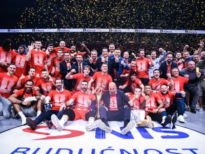 Košarkarji Crvene zvezde so prekinili niz 24 zaporednih tekem v finalih lige ABA, na katerih se je uspeha veselil gostitelj, in s 3:0 v zmagah proti Partizanu slavili sedmi naslov prvaka.