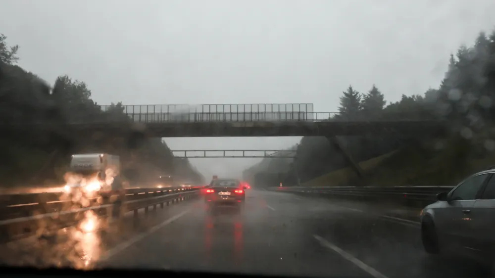 - Nevihta, nevihtni oblak. Štajerska avtocesta Maribor - Ljubljana- 19.07.2023 – vreme - oranžno opozorilo za celotno Slovenijo – nevihtni pas - nevihte //FOTO: Bojan Velikonja