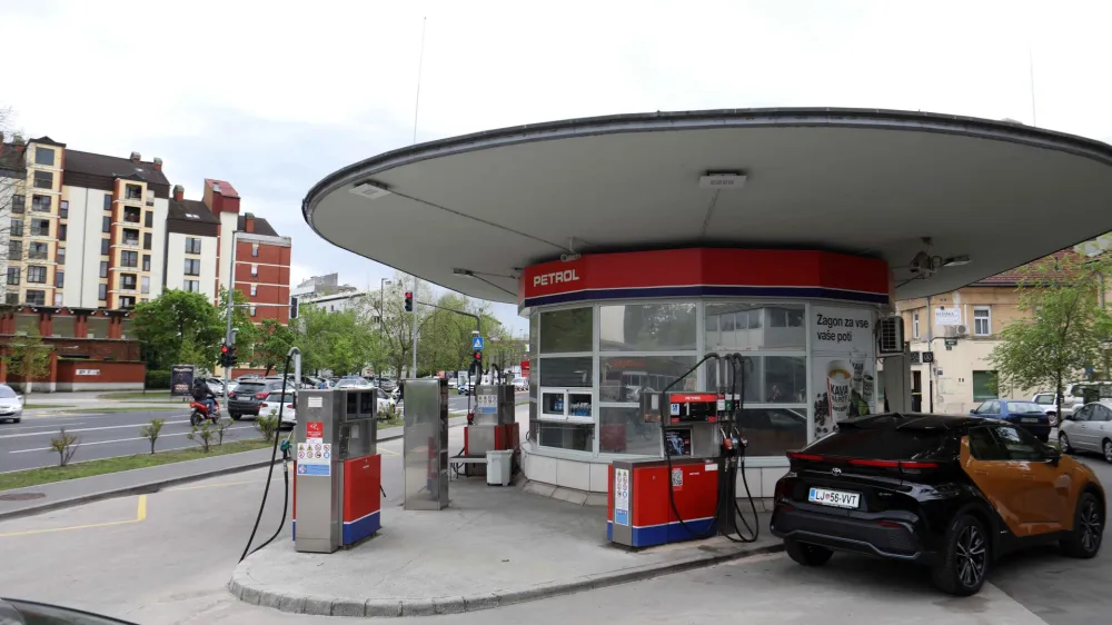 11.04.2024 - Ljubljanske razglednice, bencinska črpalka na Trža&scaron;ki cest, avto Toyota, hibridFoto: Tomaž Skale