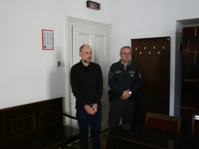 Benjamin Mihelič na predobravnavnem naroku ni priznal krivde za poskus uboja bivše partnerice na avtobusu LPP februarja letos. 