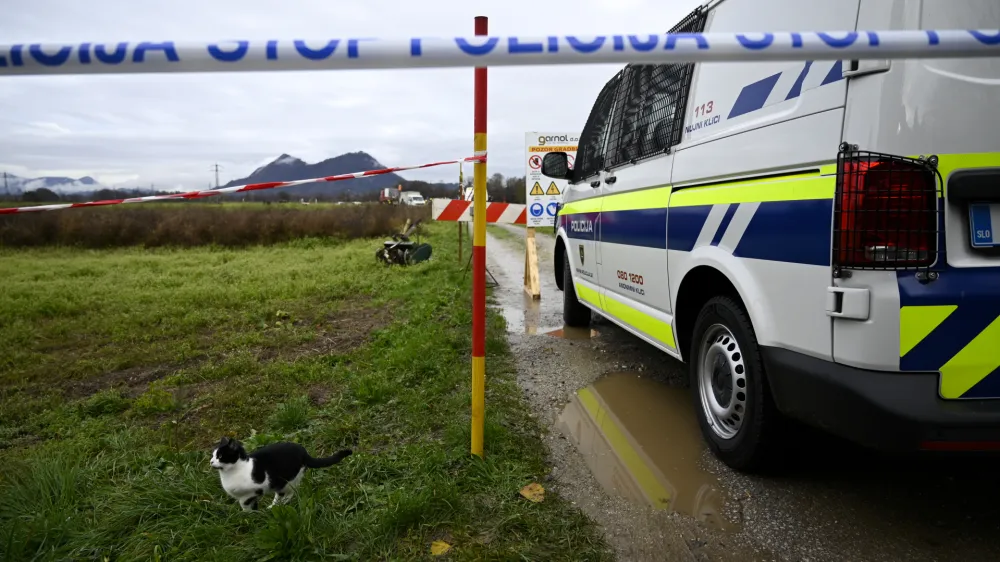 - nadaljevanje del pri Avto &scaron;oli Ježica iz smeri Črnuč - 23.11.2022 &ndash; gradnja - projekt povezovalni kanal C0 na trasi Brod &ndash; Ježica: nadaljevanje del, kjer je bila gradnja od aprila 2020 zaradi onemogočanja dostopa do gradbi&scaron;ča in tudi fizičnega oviranja izvajalca s strani lastnikov sosednjih zemlji&scaron;č na tem območju večkrat prekinjena in nato zaustavljena//FOTO: Nik Erik Neubauer 