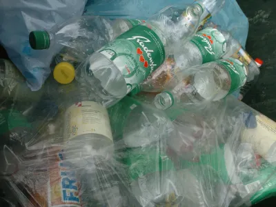 Industrija pijač in nevladniki podpirajo uvedbo kavcijskega sistema, v katerem potrošnik ob nakupu plača kavcijo, ki jo dobi povrnjeno ob vrnitvi embalaže v trgovino, komunalno gospodarstvo je proti. 