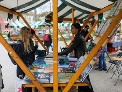 - 23.04.2022 - Knjižni sejem na zraku ob svetovnem dnevu knjige; branje poezije iz pesniških zbirk Braneta Senegačnika Pogovori z nikomer in Milana Dekleve Nevidnosti; park Zvezda, //FOTO: Bojan Velikonja