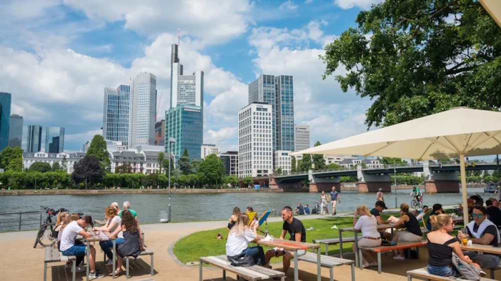 Nabrežje reke Majne poleti ponuja prijetno zatoči&scaron;če &copy; #visitfrankfurt, Holger Ullmann