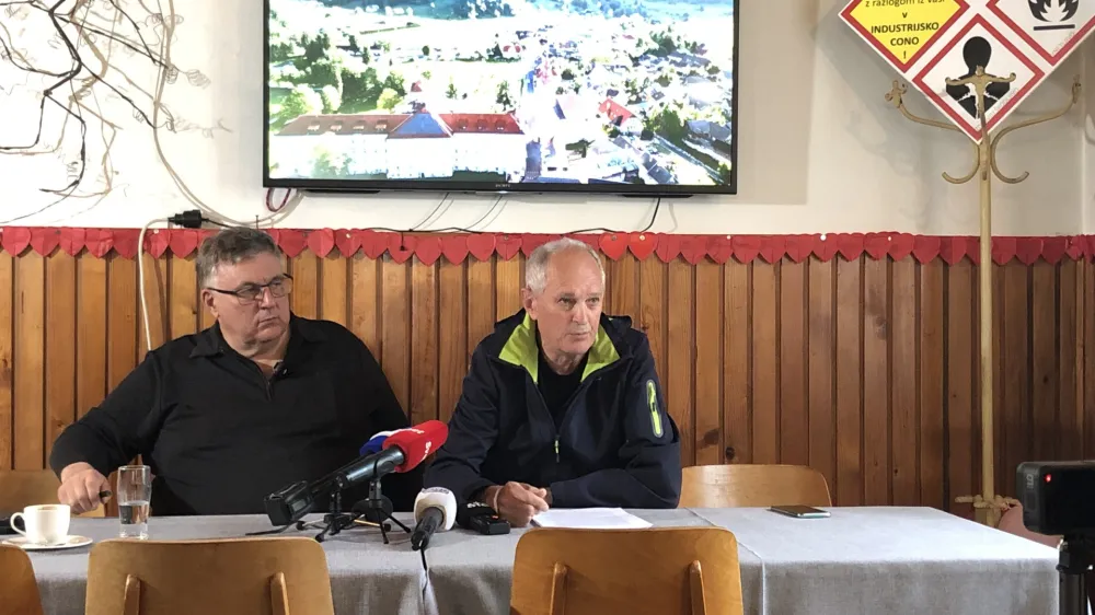 na fotki levo Andrej Čufer, desno Janez Urbanc, ki sta predstavila mnenje civilne iniciative proti širjenju tovarne Elan