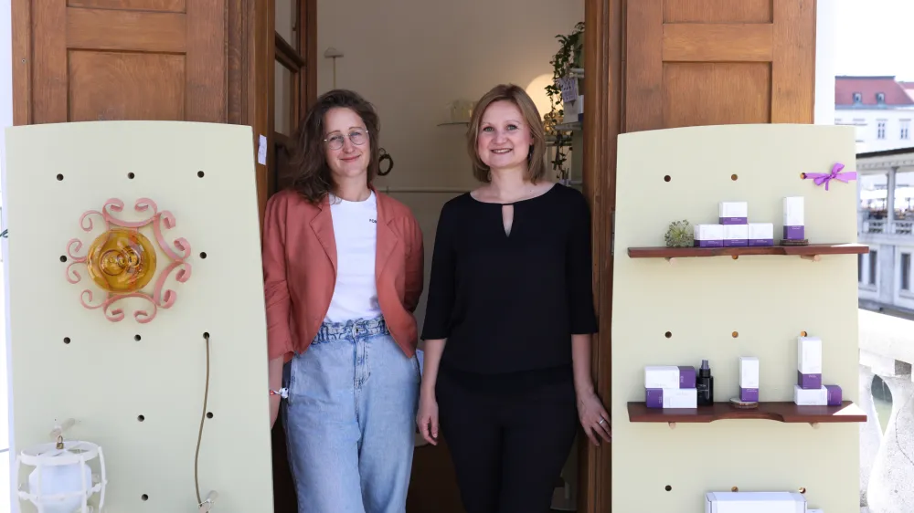 - Nu&scaron;a Marinc, formulatorka in ustanoviteljica naravne kozmetične linije NANU &ndash; edine slovenske blagovne znamke, ki je na 'Beauty Shortlist Awards 2024', v kategoriji 'Editor`s Choice', prepričala s kar &scaron;estimi naravnimi kozmetičnimi izdelki.- Nina Savič, arhitektka, ki je inovativno in modularno opremila znamenito Plečnikovo trafiko..- 24.05.2024. - Projekto PONI LUR (Podjetno nad izzive v Ljubljanski urbani regiji), ki predstavlaja podjetni&scaron;ke ideje v Plečnikovi trafiki na Tromostovju.//FOTO: Bojan Velikonja