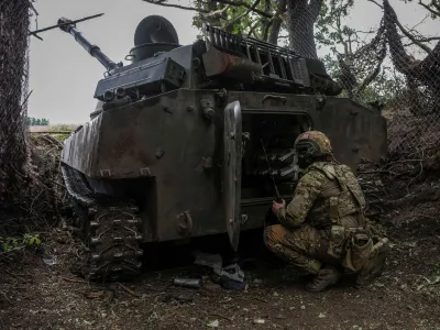 A Ukrainian serviceman prepares to fire a 2S1 Gvozdika self propelled howitzer towards Russian troops, amid Russia's attack on Ukraine, at a position in the Donetsk region, Ukraine May 21, 2024. REUTERS/Oleksandr Ratushniak