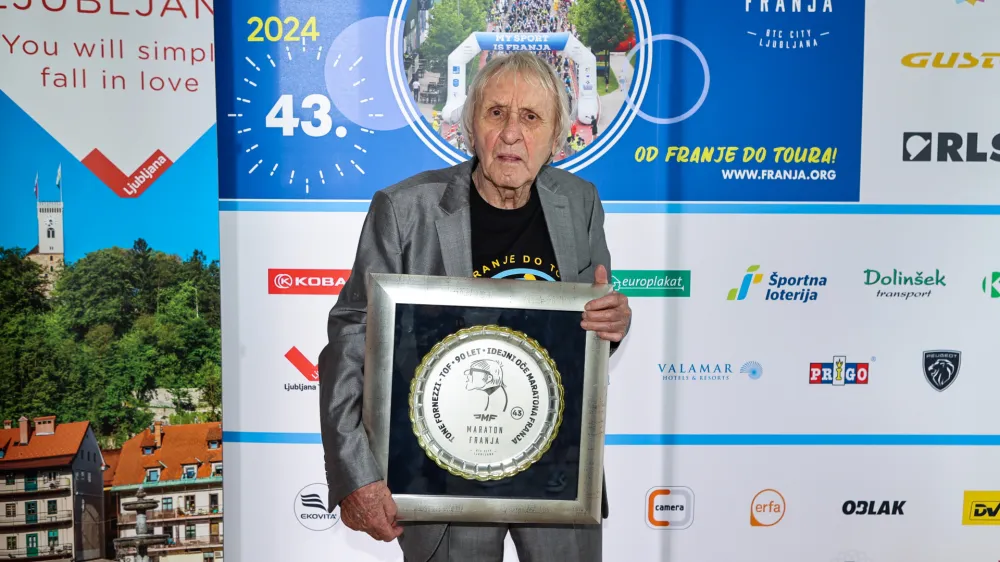 Absolutni zmagovalci posameznih dirk bodo prejeli posebne kolajne, ki bodo imele na zadnji strani priložnostno gravuro karikature Toneta Fornezzija - Tofa, s čimer se mu bodo zahvalili za soustvarjanje Franje.  