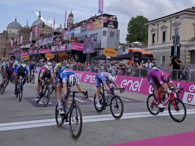 Tim Merlier (levo) je s skrajnimi močmi premagal Jonathana Milana (desno), za njima je končal Kaden Groves (v sredini). 