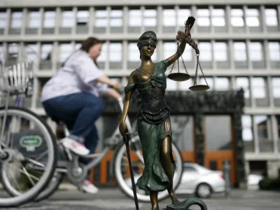 - ilustrativna fotografija - parlament - državni zbor - tožilstvo - pravo - pravičnost - pravosodje - pravica - pravni sistem - kipec boginja pravde Justicija - tehtanje resnice - tehtnica in meč- tematska fotografija - poseg politike v sodstvo//FOTO: Bojan Velikonja