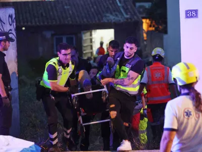 Medics take injured people away from a building that collapsed in Palma de Mallorca, Spain, Thursday, May 23, 2024. Spanish emergency authorities say that four people have died and 21 more have been injured when a building collapsed on the island of Mallorca. (Isaac Buj/Europa Press via AP)