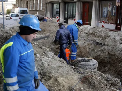 Sanacija počene vodovodne cevi na Slom&scaron;kovi ulici v Ljubljani - delavci VO-KA//foto: Bojan Velikonja