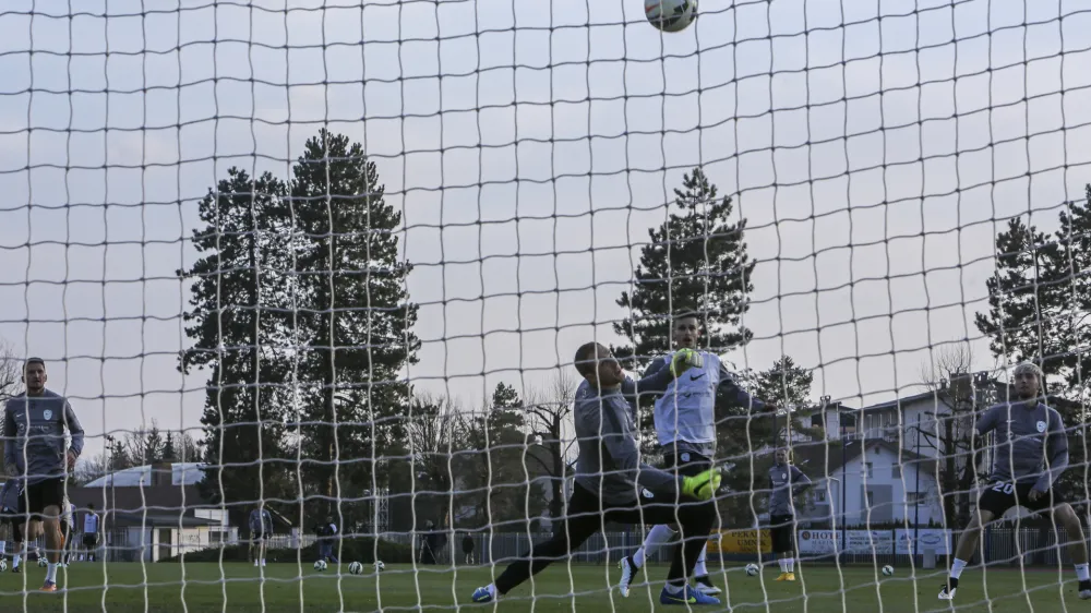 simbolična fotografija - nogomet - mreža- 24.03.2015 - Nogometna zveza Slovenije (NZS - nogometna reprezentanca - trening v Kranju - priprave na kvalifikacijsko tekmo za evropsko prvenstvo 2016 proti San Marinu in prijateljsko tekmo v Katarju //FOTO: Jaka Gasar