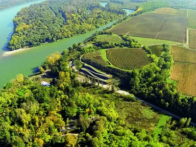 V svoj načrt potovanja na vzhod Hrvaške, kjer se Slavonija sreča s Podravino, Baranjo in Sremom, vsekakor vključite Muzej vučedolske kulture v Vukovarju.