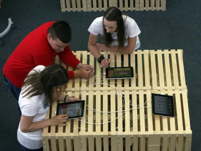 Stroka že dlje časa opozarja na to, da je branje z zaslonov bolj utrujajoče, tako kognitivno kot vizualno, kot branje s papirja. 