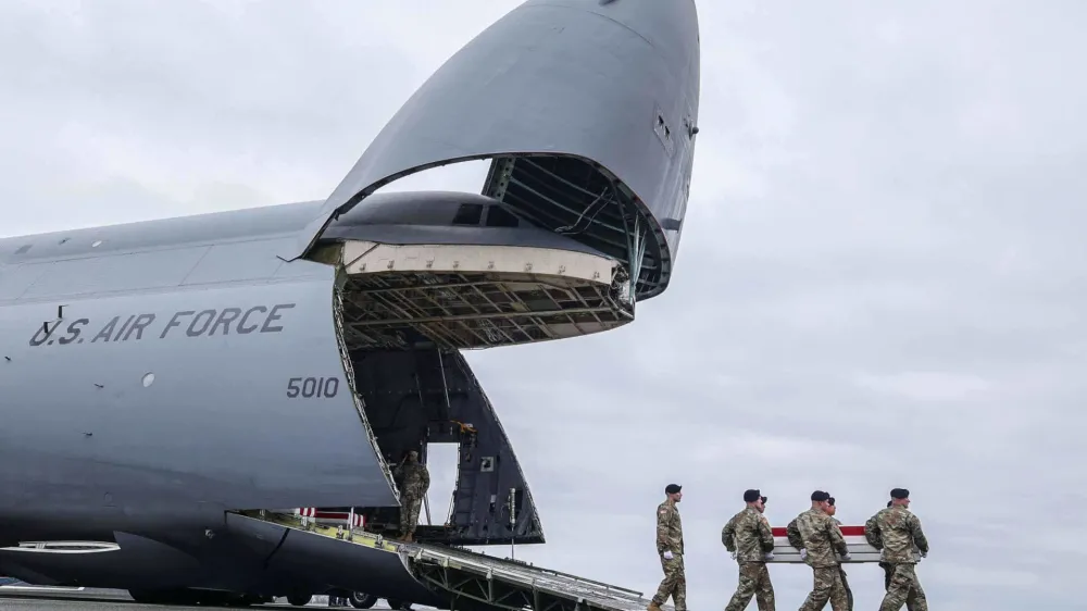 02 February 2024, US, Dover: A carrier team from Dover Air Force Base moves the remains of a US soldier from Willingboro from a C-5 Galaxy aircraft to a transport vehicle. Following the deadly attack on American soldiers in Jordan by pro-Iranian militias, the United States launched a massive response against targets in Iraq and Syria. Photo: Saquan Stimpson/ZUMA Press Wire/dpa