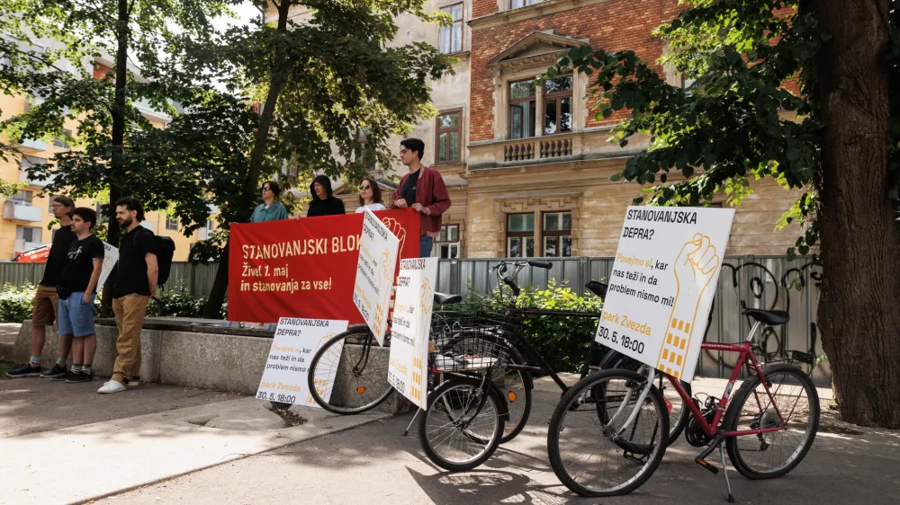 Začetek kampanje Airbnb, pejt domov! so njeni pobudniki predstavili v parku pred Masarykovo rezidenco, ker da ta simbolizira razumevanje bivali&scaron;ča kot naložbene investicije. Za nakup stanovanja v tej rezidenci je bil namreč pogoj podpis soglasja, da lahko sosedje oddajajo stanovanje preko spletnih platform.&nbsp;