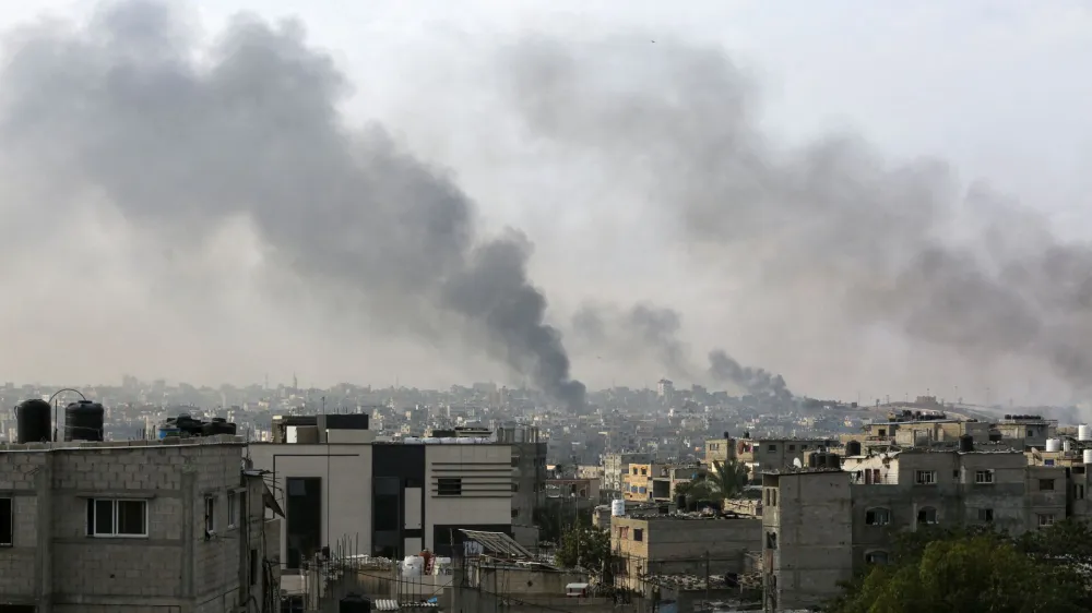Smoke rises following Israeli strikes during an Israeli military operation in Rafah, in the southern Gaza Strip, May 28, 2024. REUTERS/Hatem Khaled