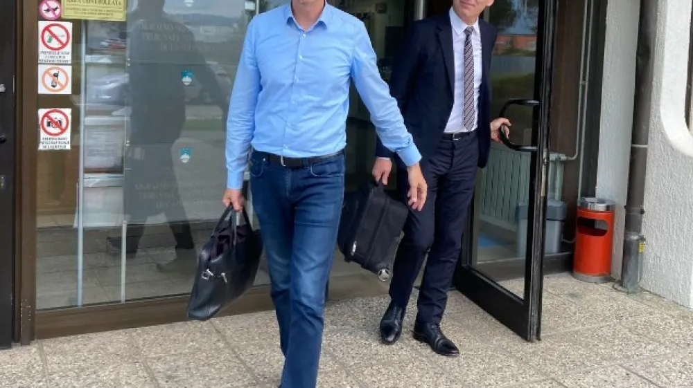 Sergej Racman (v ozadju) in njegov odvetnik Blaž Kovačič Mlinar pričakujeta, da bo sodi&scaron;če vse obtožene oprostilo.