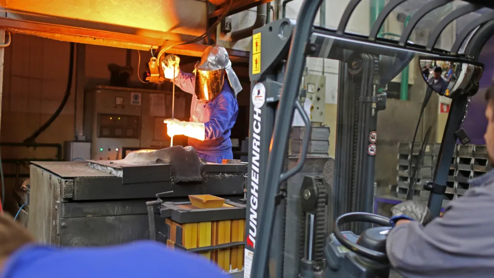 - delavci v proizvodnji - - 04.04.2017 - Podjetje MAGNETI Ljubljana, proizvodnja magnetnih materialov, d.d. Stegne - družinsko izvozno usmerjeno podjetje, ki večino prihodkov ustvari z dobavo proizvodov avtomobilski industriji, //FOTO: Bojan Velikonja