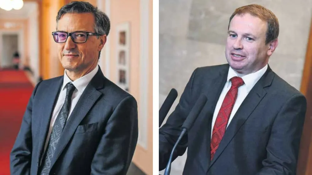 Felice Žiža (levo) in Ferenc Horv&aacute;th, poslanca italijanske in madžarske narodne skupnosti, opozarjata na neustavnost biometričnih osebnih izkaznic. Pričakujeta spremembe. F Bojan Velikonja, STA Q