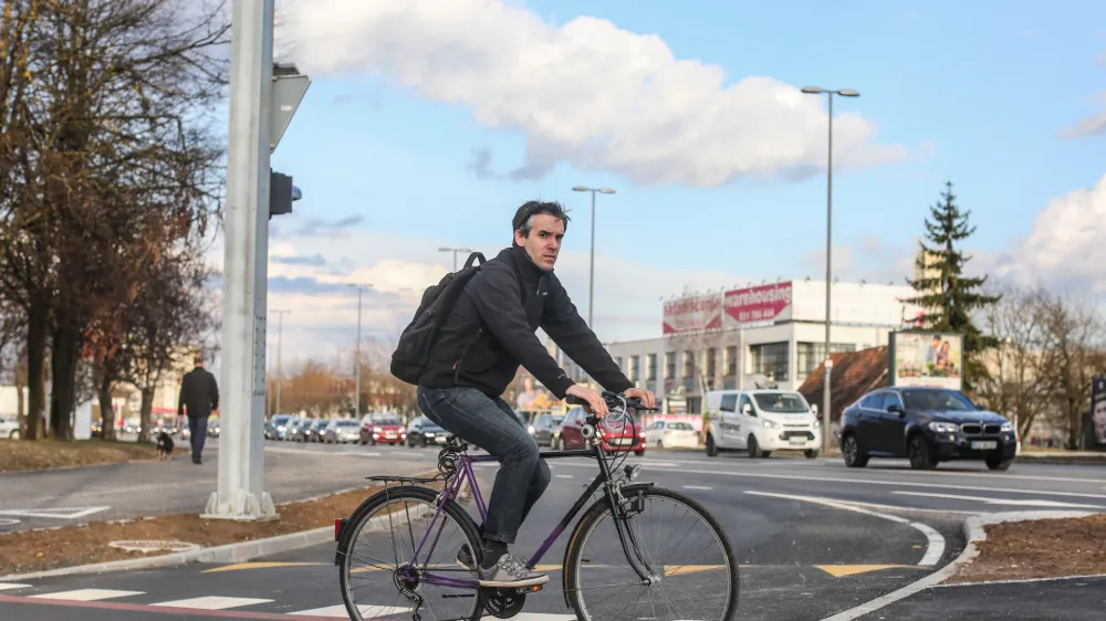 ﻿06.03.2017. Tržaška cesta v Ljubljani - Dolgi most, kolesarji - kolesarska steza - kolesarjenje foto: Bojan Velikonja