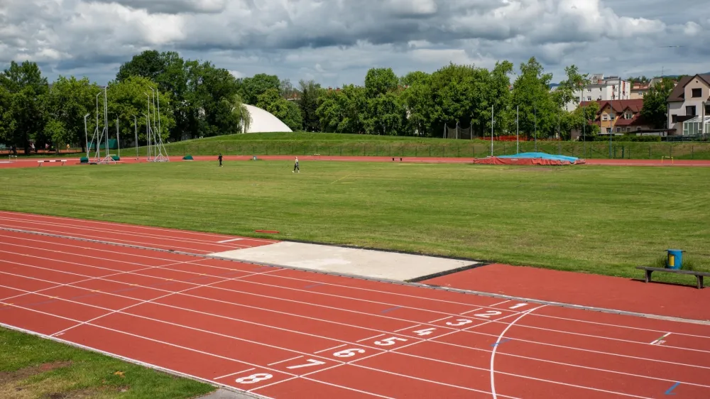 Atletski stadion Kladivar uporabljajo &scaron;tevilni klubi, pa tudi &scaron;olarji in dijaki iz Celja ter okoli&scaron;kih občin, ki se na njem merijo na raznih tekmovanjih.