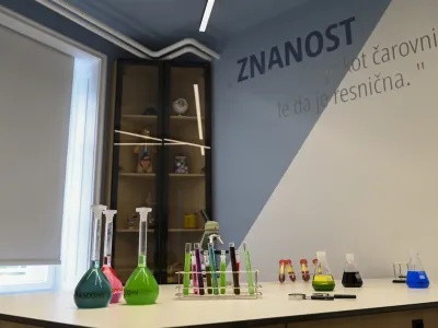 Podjetje Lek je poskrbelo, da je laboratorij sodobno opremljen. 