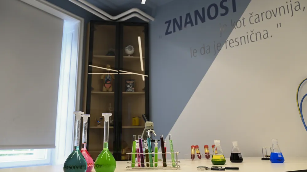 Podjetje Lek je poskrbelo, da je laboratorij sodobno opremljen. 