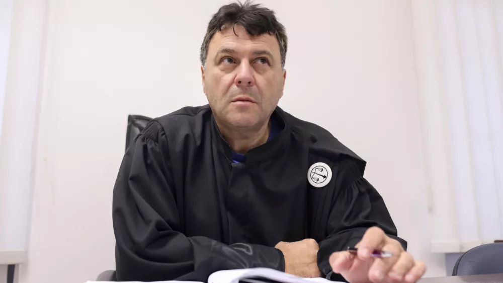 Nekdanjemu sodniku Zvjezdanu Radonjiću so grozile že disciplinske sankcije, vendar je nazadnje sam zapustil sodniške vrste. 