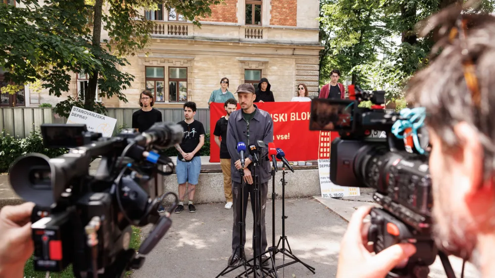 Ljubljana, Tomanov park.Novinarska konferenca instituta Danes je nov dan ob zacetku kampanje Airbnb, pejt domov!