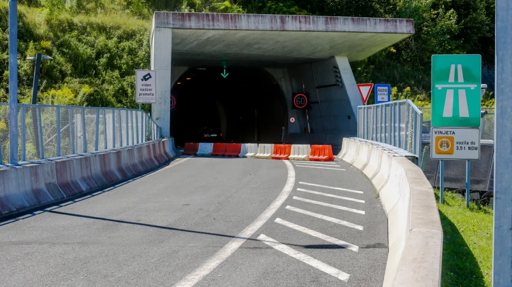 23.08.2016. LjubljanaPredor &Scaron;entvid. Zaprti del predora, kjer &scaron;e vedno ni mogoč uvoz v predor iz smeri centra in ni mogočizvoz v smeri centra Ljubljane.foto: Bojan Velikonja