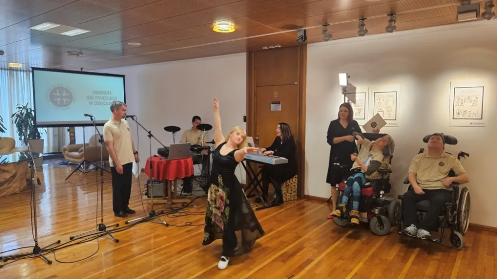 Varovanci so v predstavi uporabili različne pripovedne tehnike. 