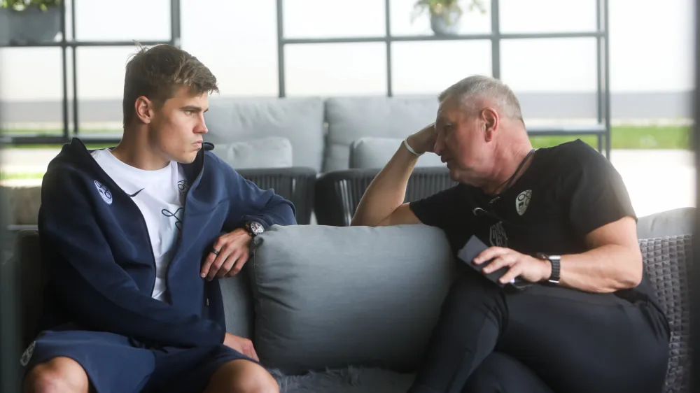 Jaka Bijol (levo) - Matjaž Kek, selektor.- 29.05.2024. - Novinarsko druženje s Slovensko nogometno reprezentanco ob zboru pred Evropskim prvenstvom v Nemčiji 2024, EURO 2024. //FOTO: Bojan Velikonja