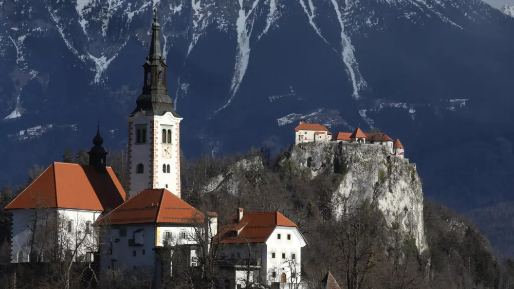 ﻿- 28.01.2022 – Bled - Blejski otok - Cerkev Marijinega vnebovzetja - Blejski grad - turizem - turistična destinacija //FOTO: Luka Cjuha.