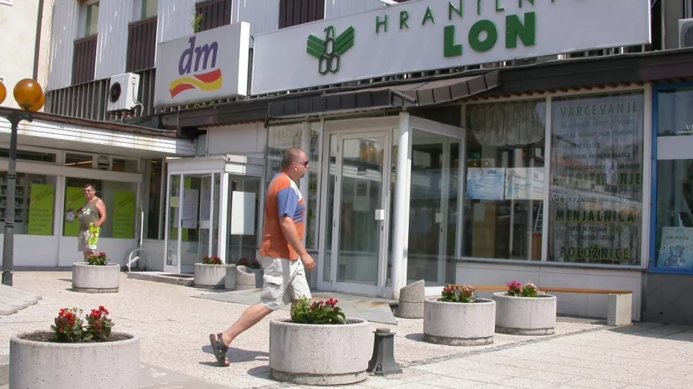 Trg sredi Postojne z urejenimi cvetličnimi lonci