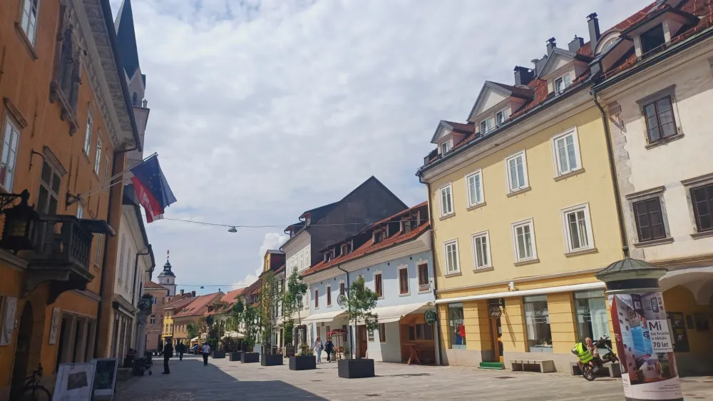 Kljub kroničnemu pomanjkanju turističnih namestitev se v Kranju tudi letos nadejajo rekordne množice obiskovalcev.