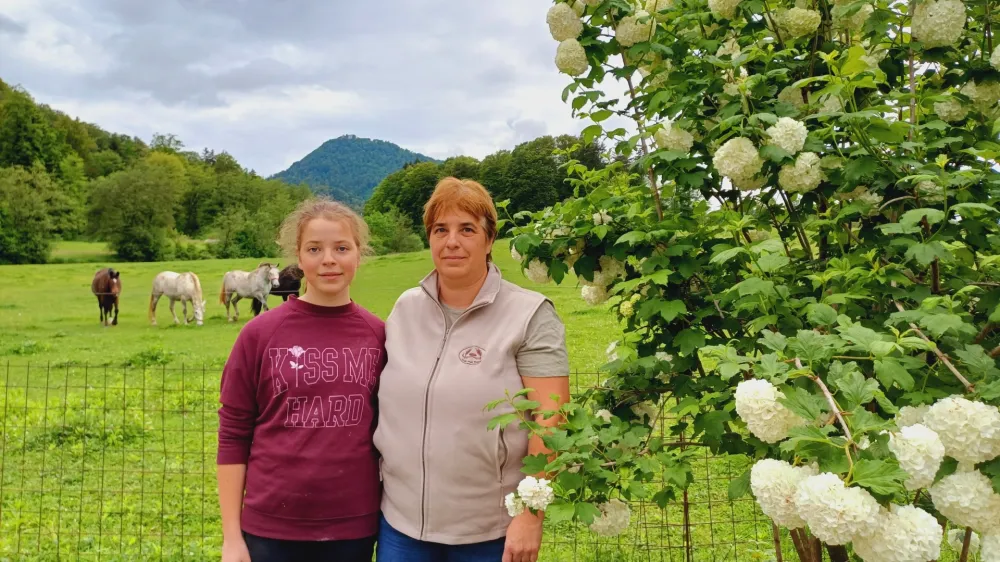 »Biti kmetica je poslanstvo in poklic, ki obenem združuje ter prepleta delo in družinsko življenje, kar je včasih težko,« pravi Petra Podgoršek, na fotografijo s hčerjo Mojco. 